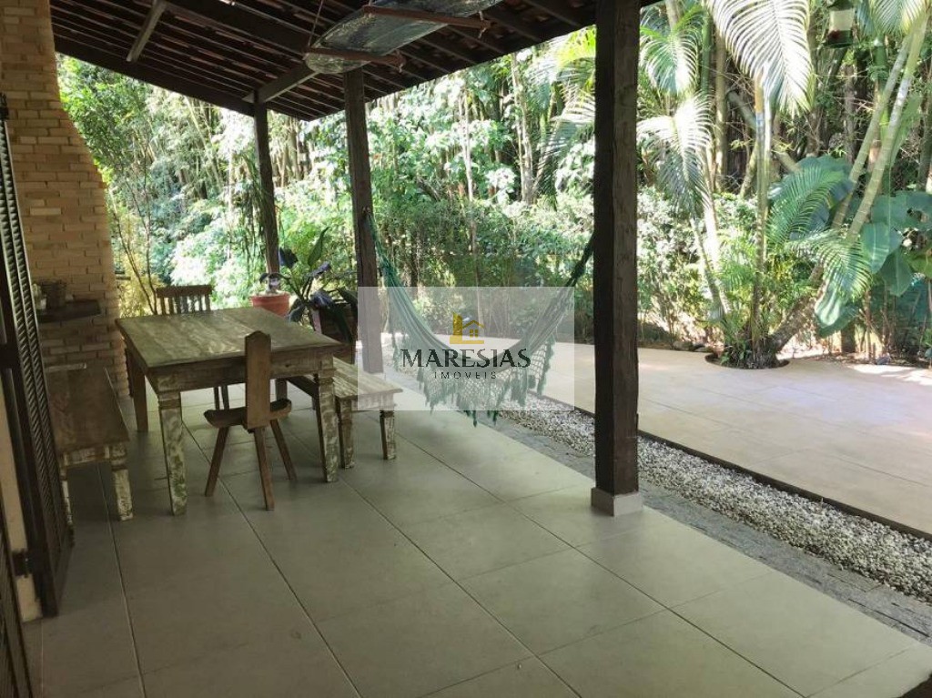 "charmosa casa à venda: 2 quartos, 2 banheiros, área de chur