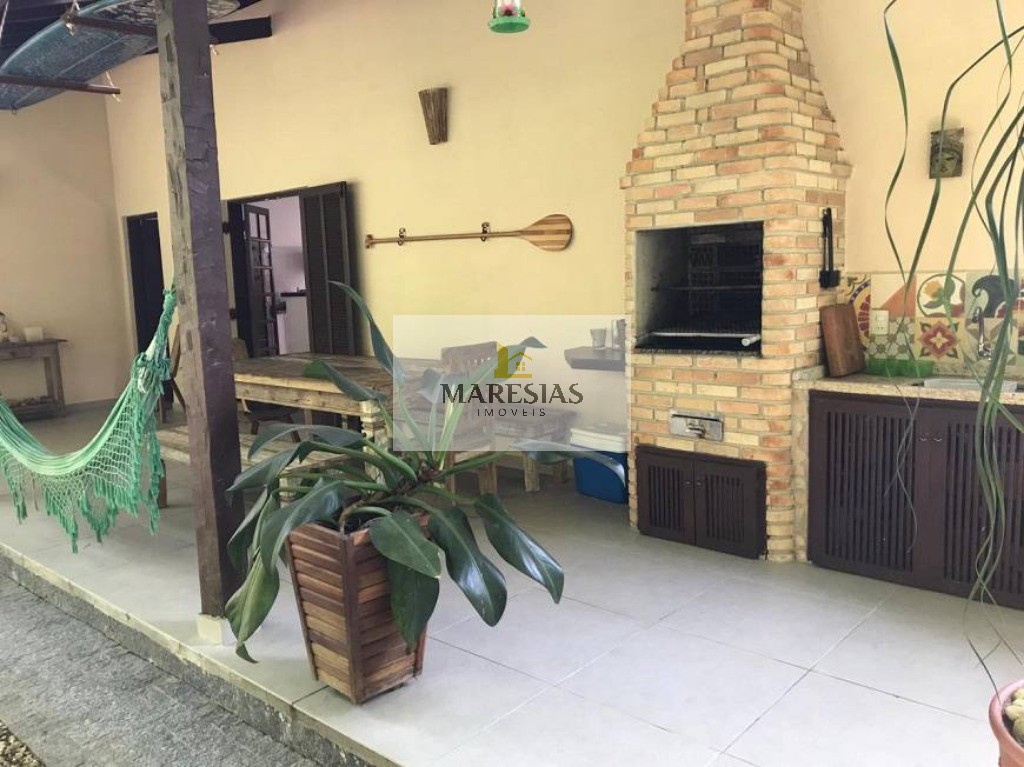"charmosa casa à venda: 2 quartos, 2 banheiros, área de chur