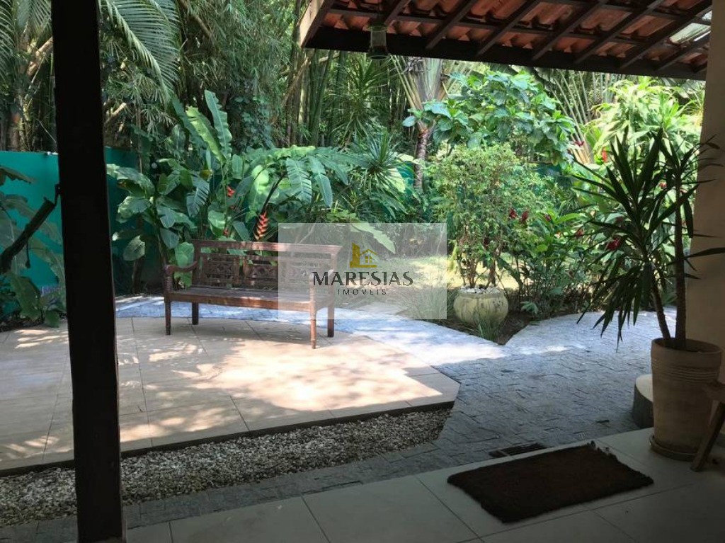 "charmosa casa à venda: 2 quartos, 2 banheiros, área de chur