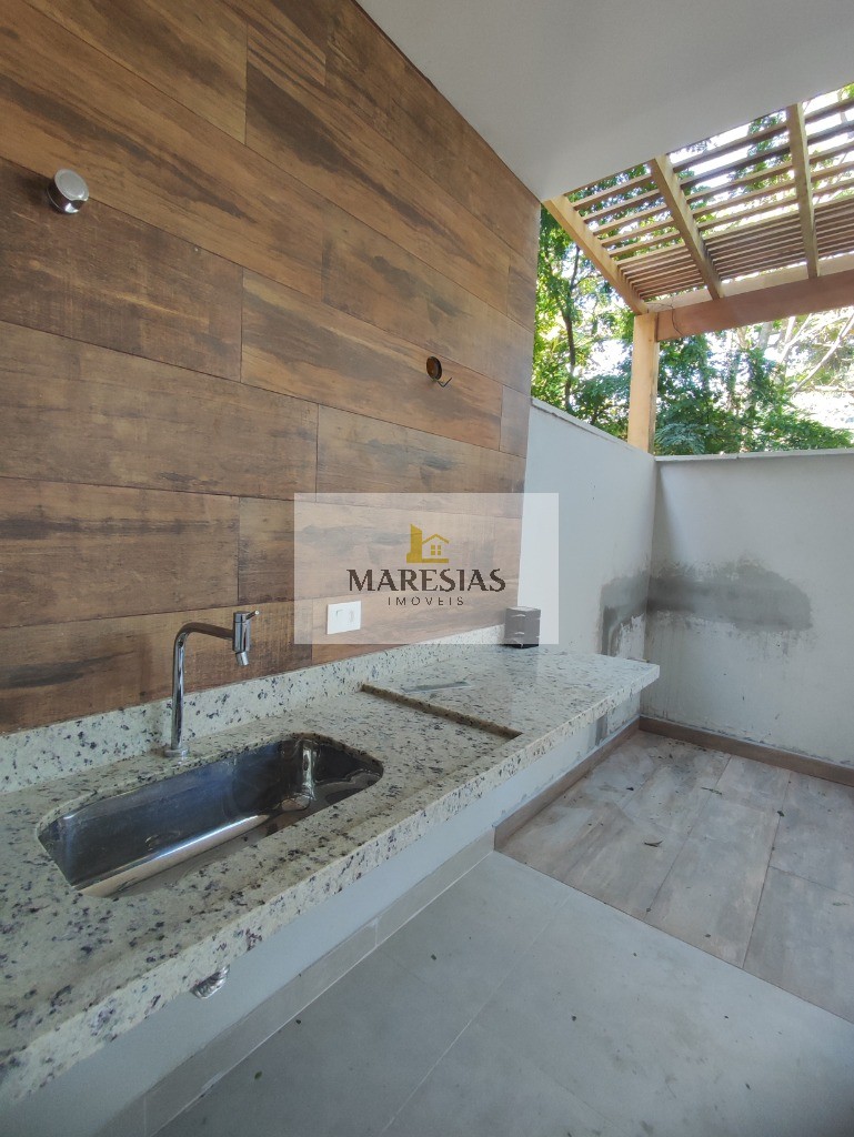 Luxuoso sobrado em condomínio com piscina privativa e bosque
