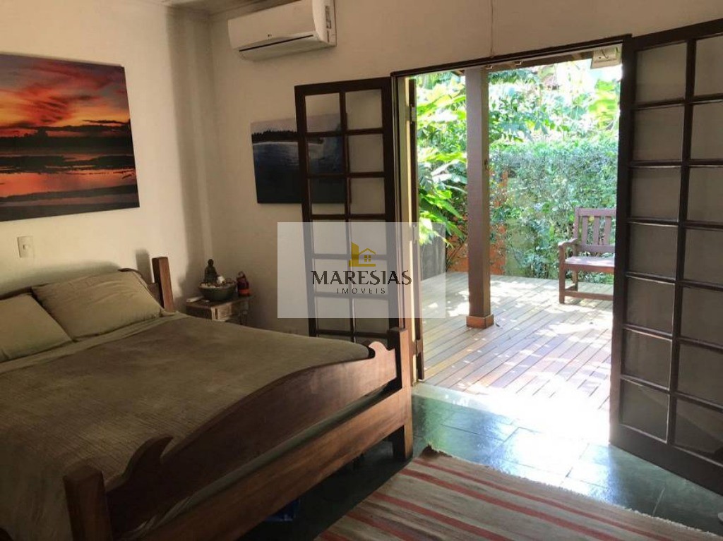 "charmosa casa à venda: 2 quartos, 2 banheiros, área de chur