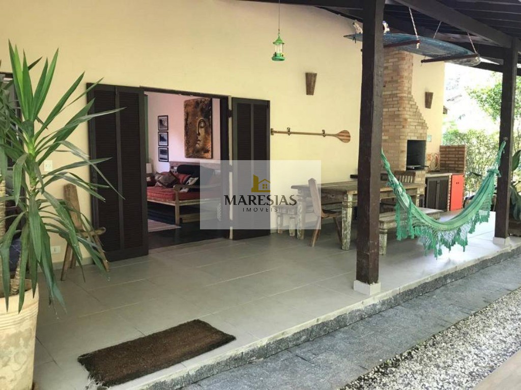 "charmosa casa à venda: 2 quartos, 2 banheiros, área de chur