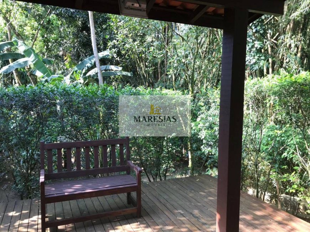 "charmosa casa à venda: 2 quartos, 2 banheiros, área de chur