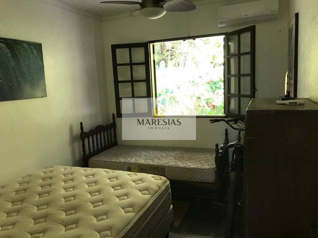 "charmosa casa à venda: 2 quartos, 2 banheiros, área de chur