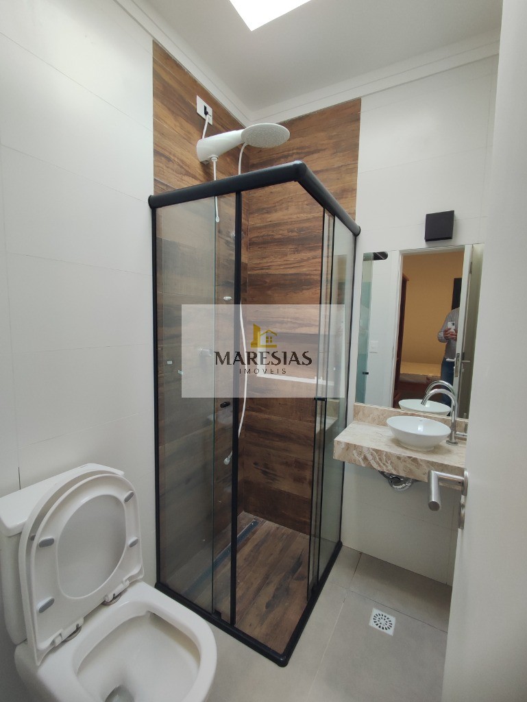 Luxuoso sobrado em condomínio com piscina privativa e bosque