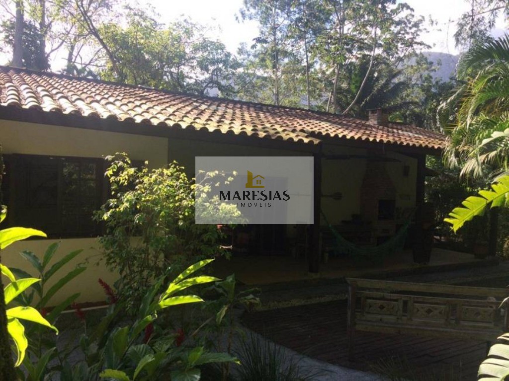 "charmosa casa à venda: 2 quartos, 2 banheiros, área de chur