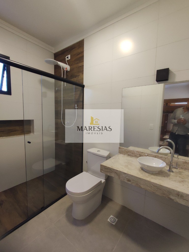 Luxuoso sobrado em condomínio com piscina privativa e bosque