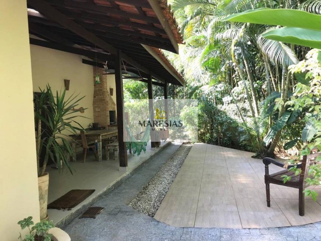 "charmosa casa à venda: 2 quartos, 2 banheiros, área de chur