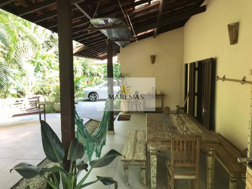 "charmosa casa à venda: 2 quartos, 2 banheiros, área de chur