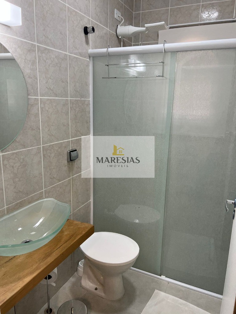 "Refúgio Aconchegante a Passos da Praia: Lindo Apartamento com Acabamento de Qualidade em Condomínio com Piscina, Oportunidade Única!"