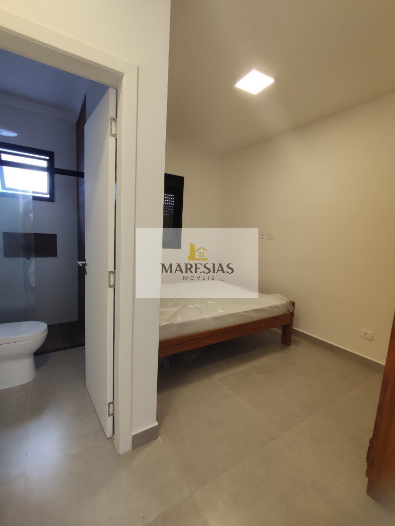 Luxuoso sobrado em condomínio com piscina privativa e bosque