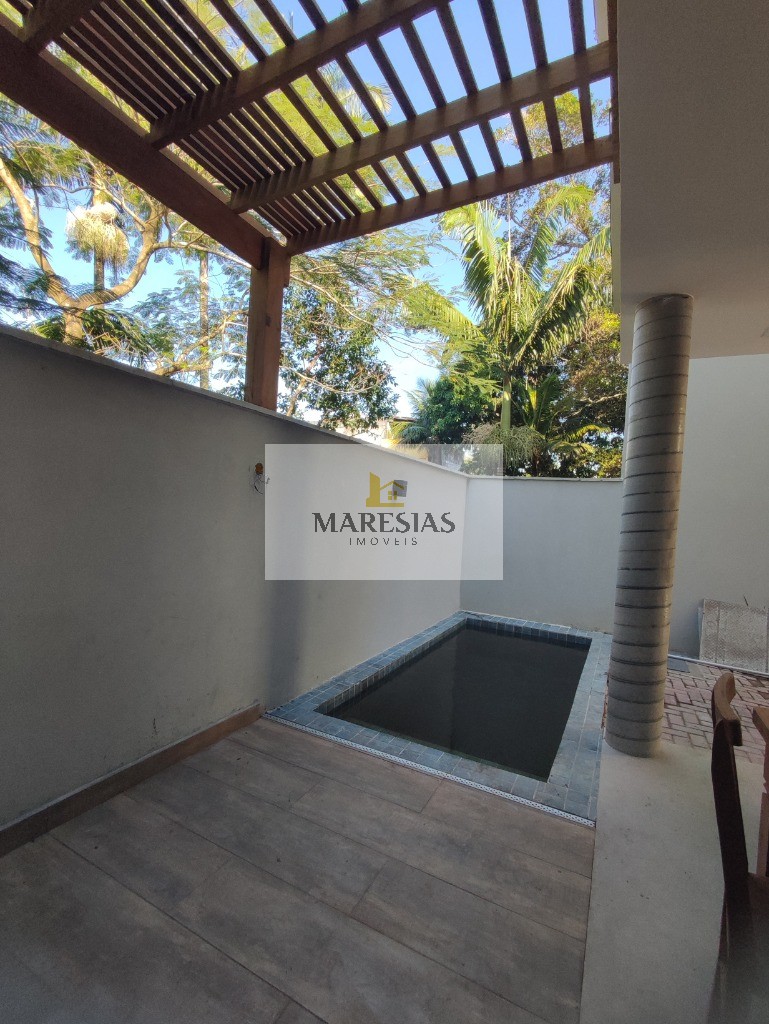 Luxuoso sobrado em condomínio com piscina privativa e bosque