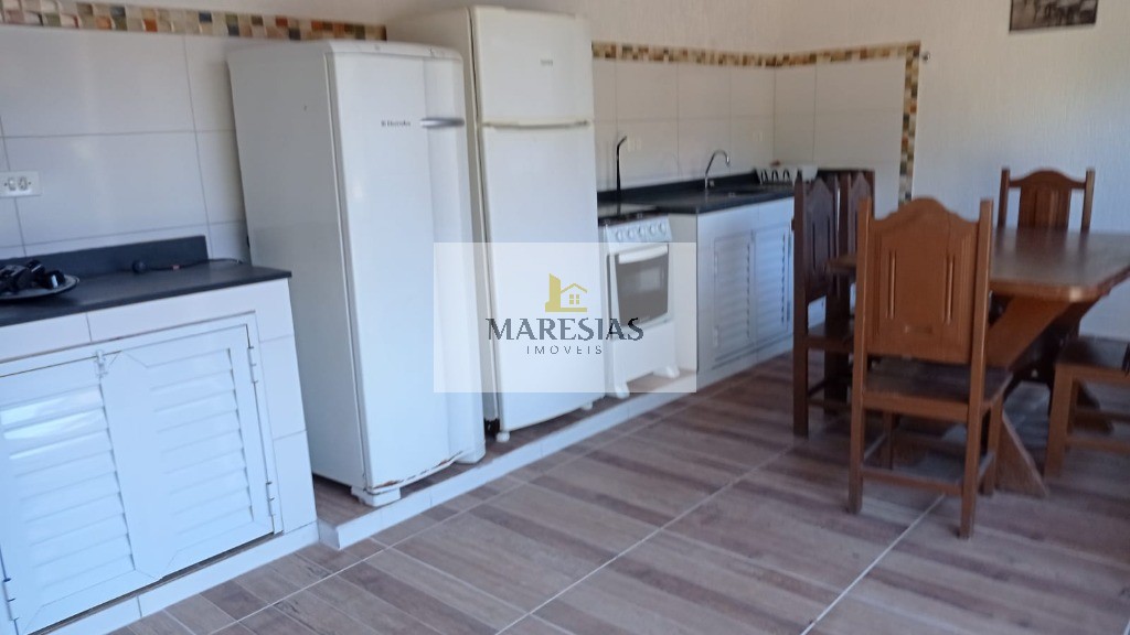 Oportunidade Única: Trio de Casas com Piscina em Localização Privilegiada e Fácil Acesso à Praia!