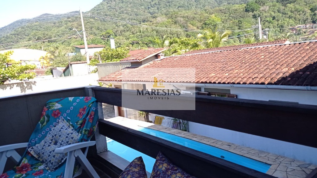 Oportunidade Única: Trio de Casas com Piscina em Localização Privilegiada e Fácil Acesso à Praia!