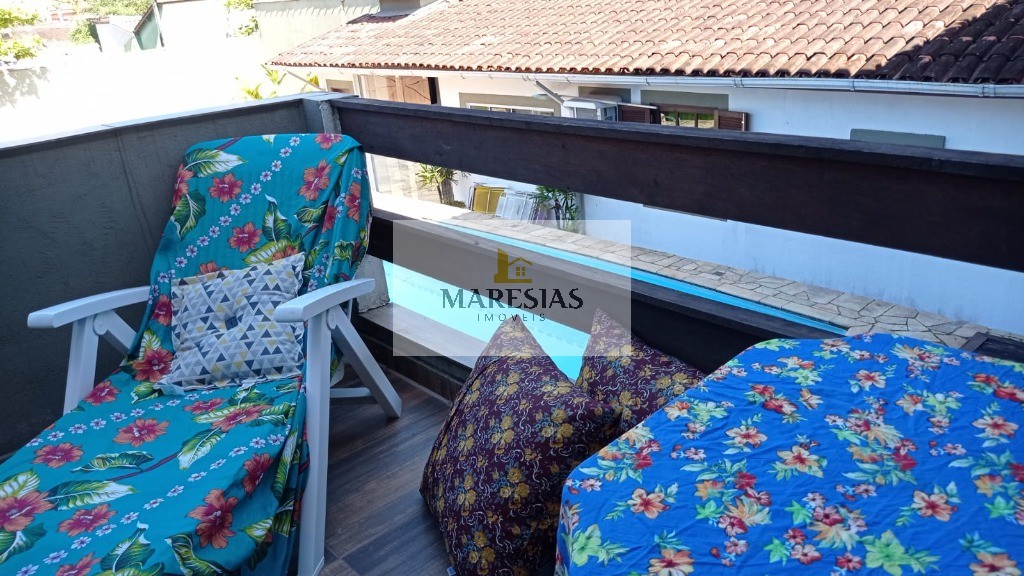 Oportunidade Única: Trio de Casas com Piscina em Localização Privilegiada e Fácil Acesso à Praia!