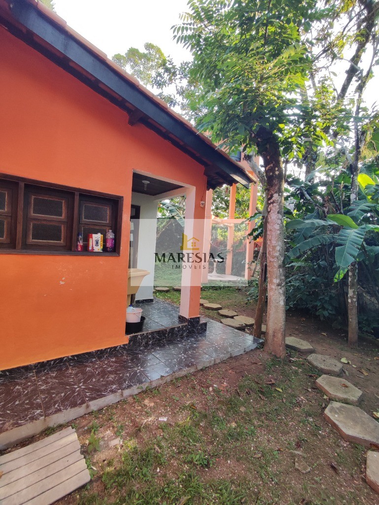 Dupla Oportunidade: Duas Casas Espaçosas em Amplo Terreno, Próximo à Praia e Rodeado pela Natureza em Boiçucanga!