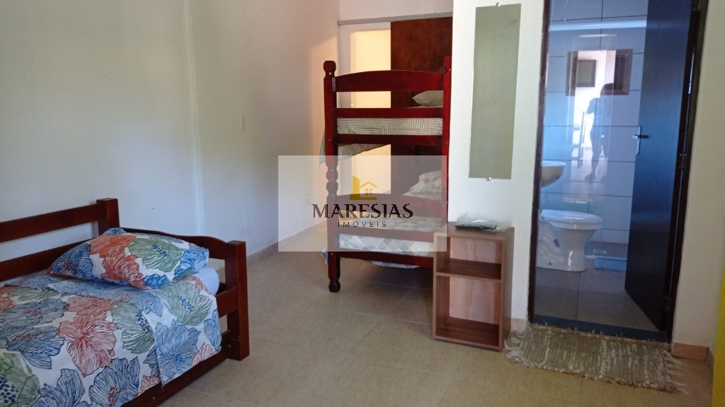 Oportunidade Única: Trio de Casas com Piscina em Localização Privilegiada e Fácil Acesso à Praia!