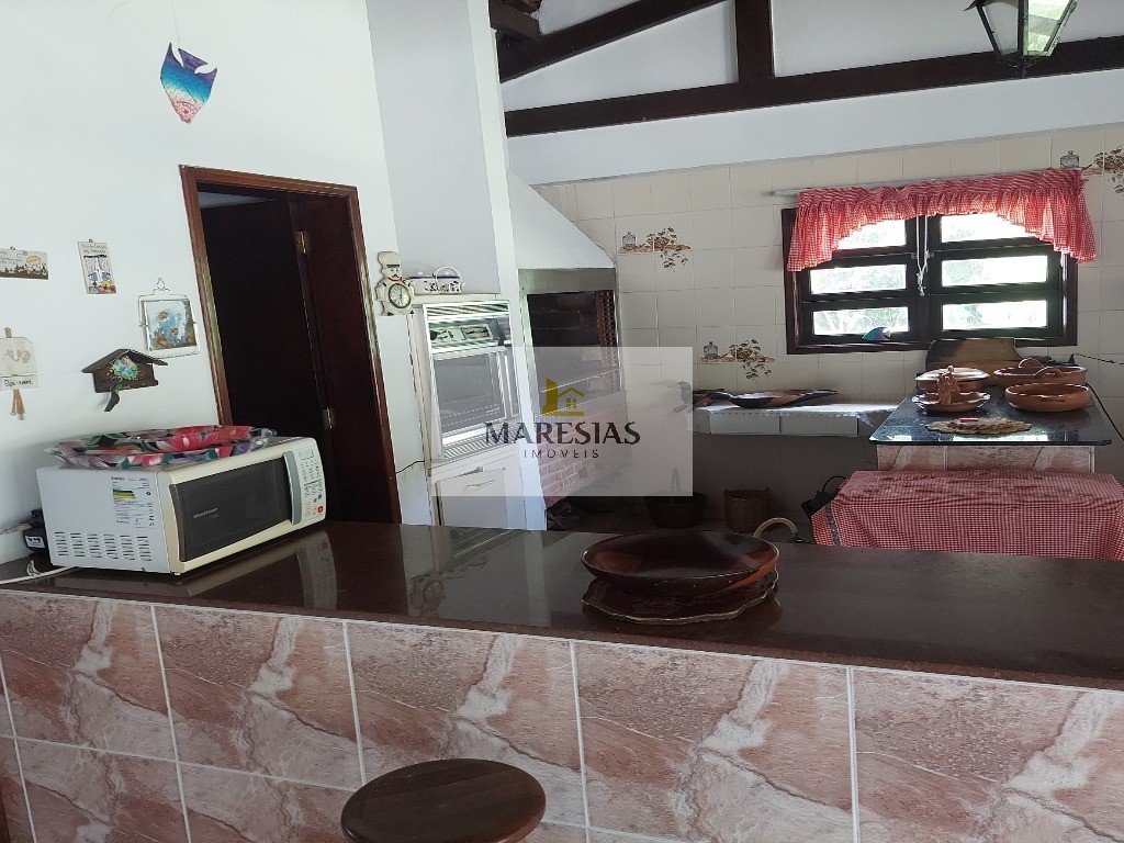 Casa com piscina a menos de 300 metros da praia Boiçucanga
