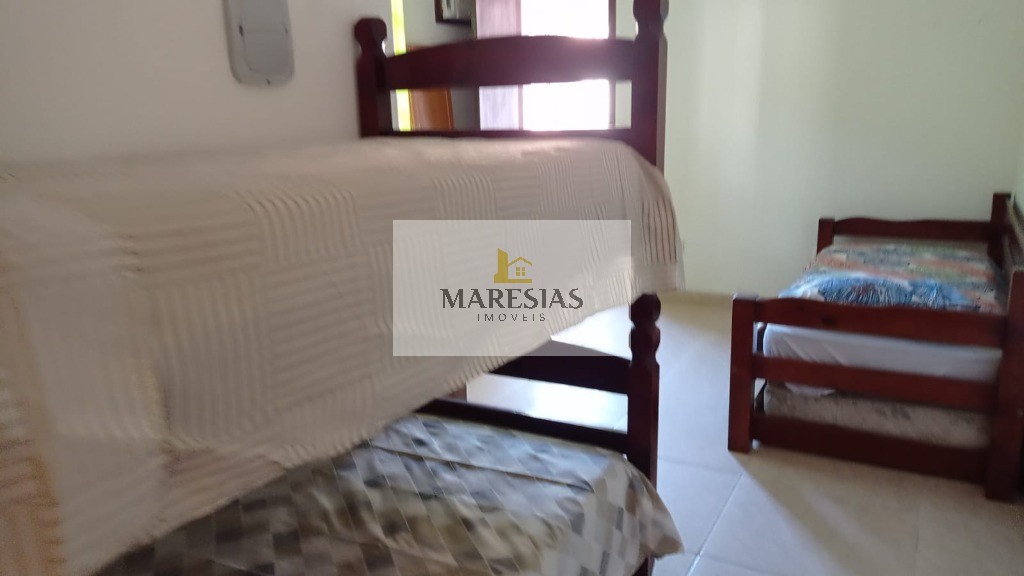 Oportunidade Única: Trio de Casas com Piscina em Localização Privilegiada e Fácil Acesso à Praia!
