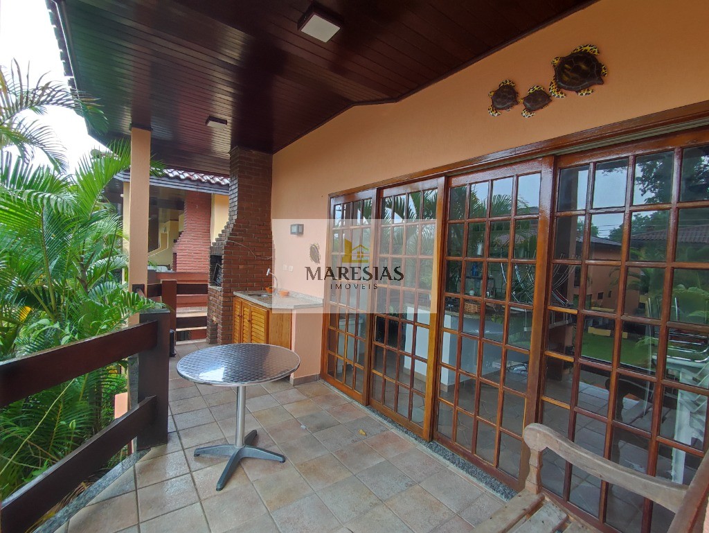 "Encantadora Casa de Condomínio na Melhor Localização de Maresias: Conforto e Sofisticação a Poucos Passos da Praia"