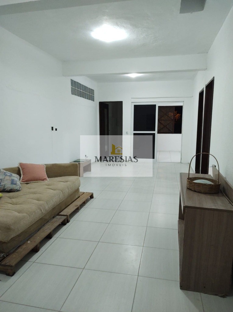 Oferta imperdível: casa com 3 suítes e quintal próximo à pra