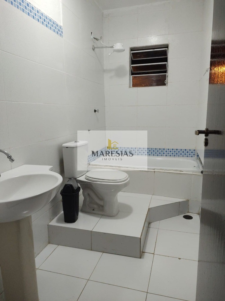 Oferta imperdível: casa com 3 suítes e quintal próximo à pra