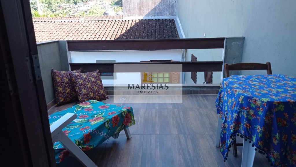 Oportunidade Única: Trio de Casas com Piscina em Localização Privilegiada e Fácil Acesso à Praia!
