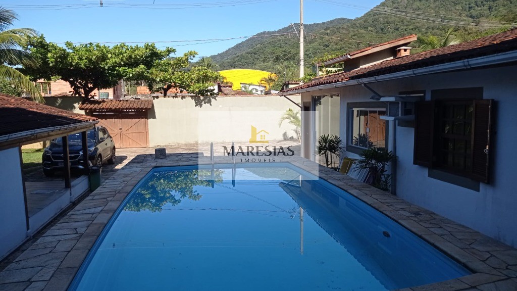 Oportunidade Única: Trio de Casas com Piscina em Localização Privilegiada e Fácil Acesso à Praia!