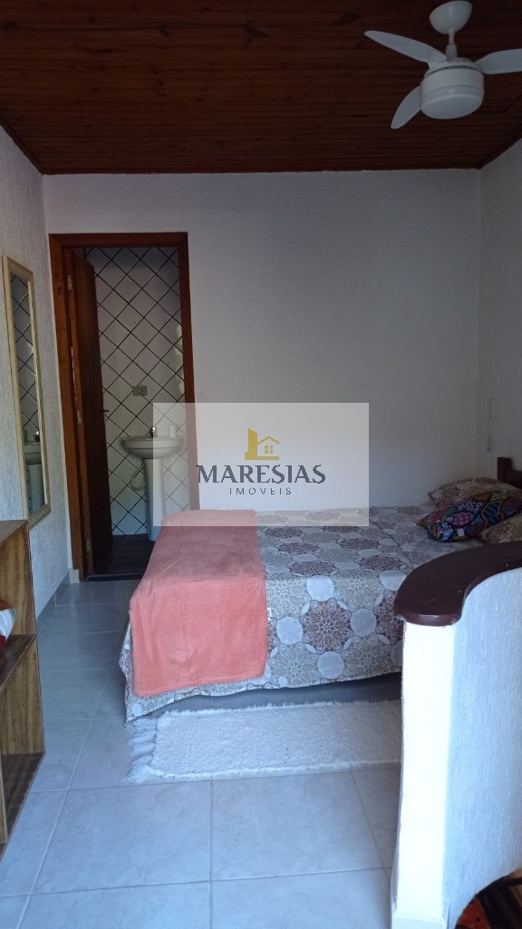 Oportunidade Única: Trio de Casas com Piscina em Localização Privilegiada e Fácil Acesso à Praia!