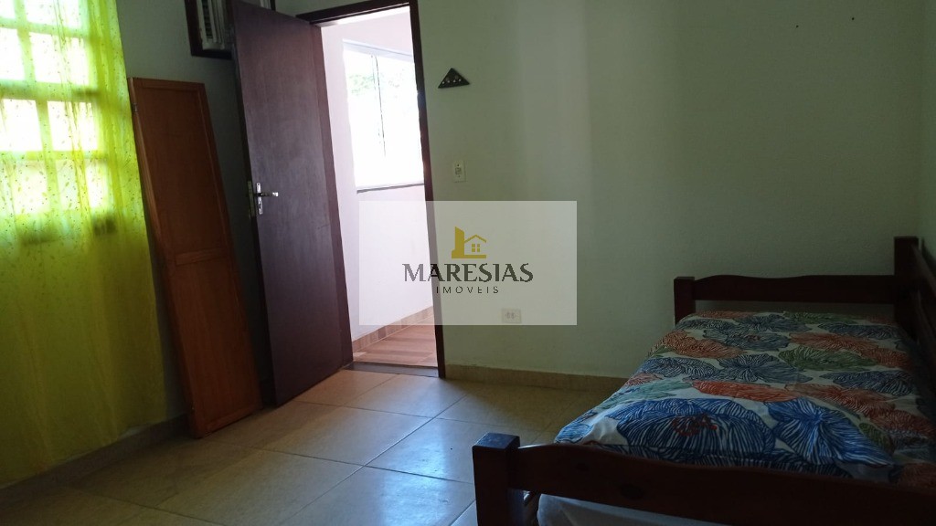 Oportunidade Única: Trio de Casas com Piscina em Localização Privilegiada e Fácil Acesso à Praia!