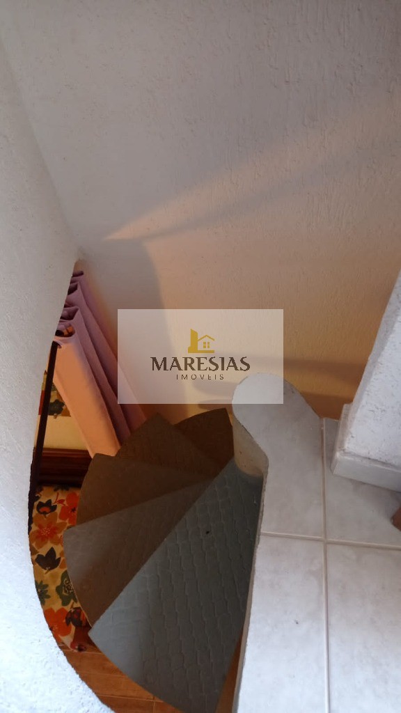 Oportunidade Única: Trio de Casas com Piscina em Localização Privilegiada e Fácil Acesso à Praia!