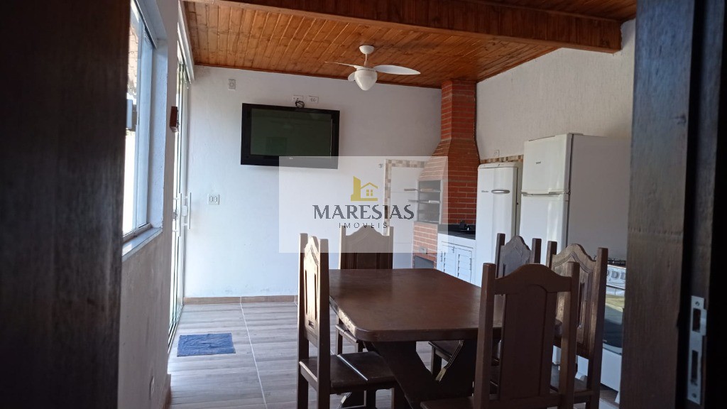 Oportunidade Única: Trio de Casas com Piscina em Localização Privilegiada e Fácil Acesso à Praia!