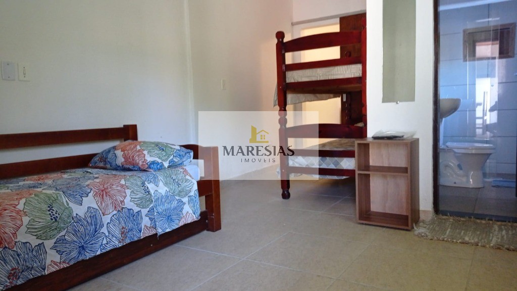 Oportunidade Única: Trio de Casas com Piscina em Localização Privilegiada e Fácil Acesso à Praia!