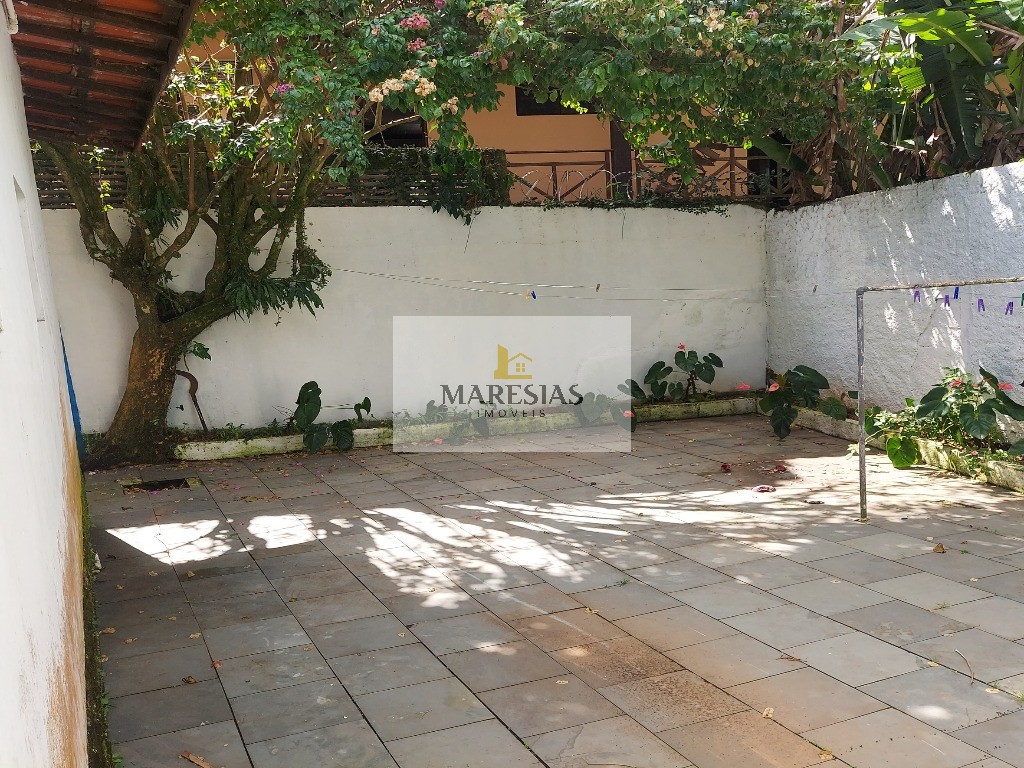 Casa com piscina a menos de 300 metros da praia Boiçucanga