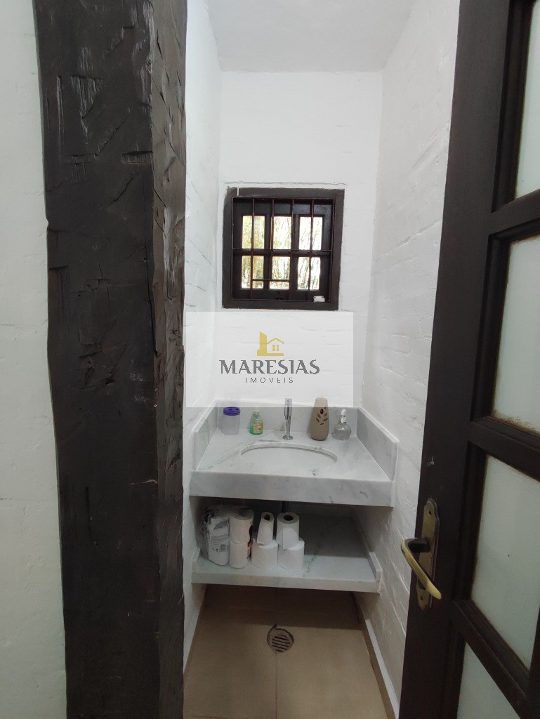 Refúgio Sereno: Casa Ampla com Churrasqueira, Piscina e Bela Vista para o Rio, Próxima à Praia!