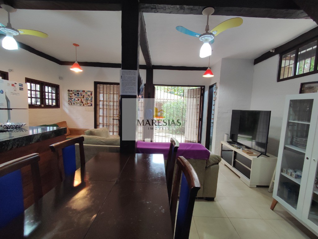 Refúgio Sereno: Casa Ampla com Churrasqueira, Piscina e Bela Vista para o Rio, Próxima à Praia!