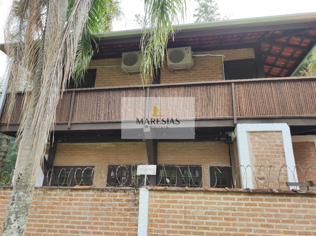 Refúgio Sereno: Casa Ampla com Churrasqueira, Piscina e Bela Vista para o Rio, Próxima à Praia!