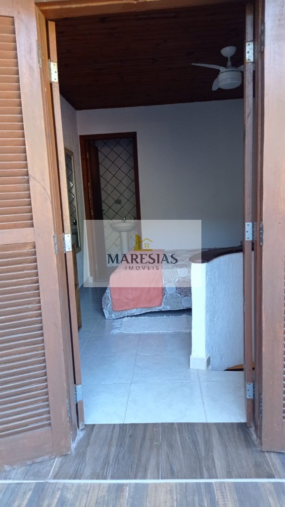 Oportunidade Única: Trio de Casas com Piscina em Localização Privilegiada e Fácil Acesso à Praia!