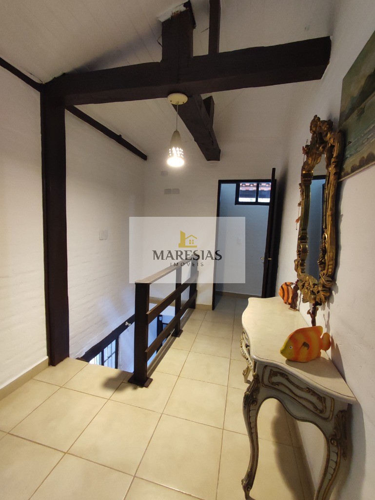Refúgio Sereno: Casa Ampla com Churrasqueira, Piscina e Bela Vista para o Rio, Próxima à Praia!