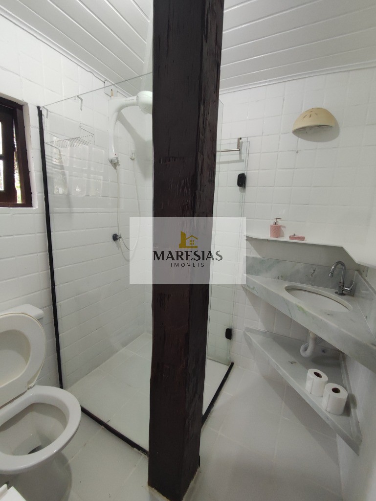Refúgio Sereno: Casa Ampla com Churrasqueira, Piscina e Bela Vista para o Rio, Próxima à Praia!