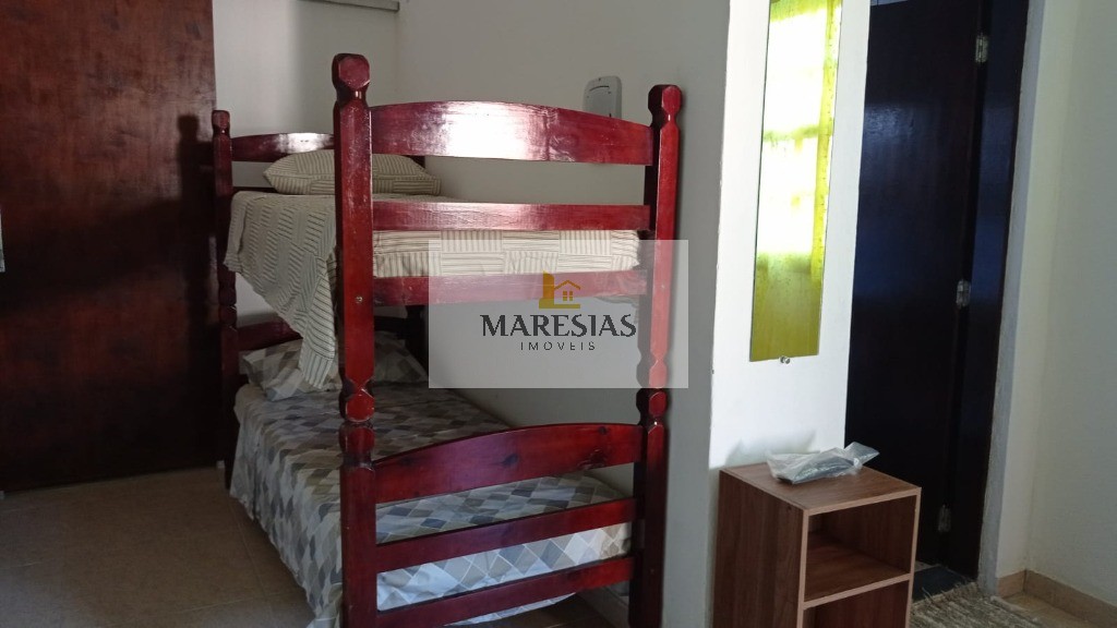 Oportunidade Única: Trio de Casas com Piscina em Localização Privilegiada e Fácil Acesso à Praia!
