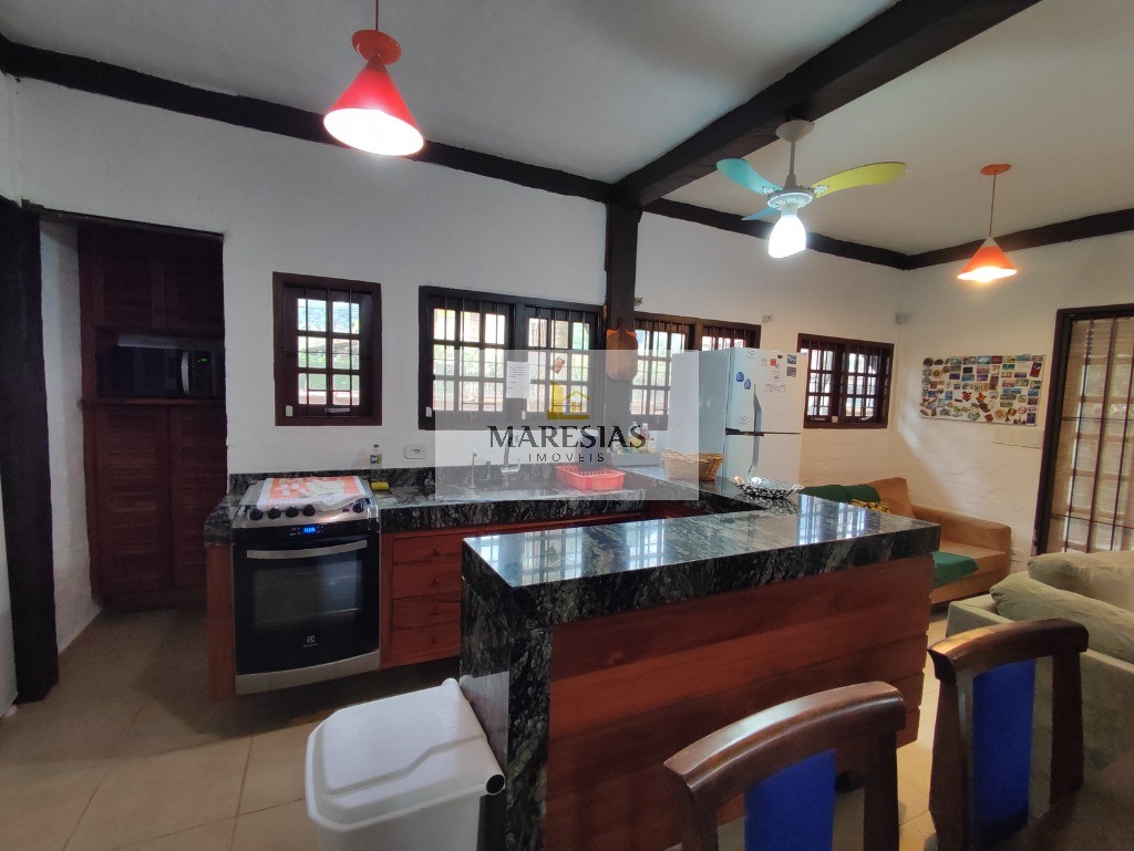 Refúgio Sereno: Casa Ampla com Churrasqueira, Piscina e Bela Vista para o Rio, Próxima à Praia!