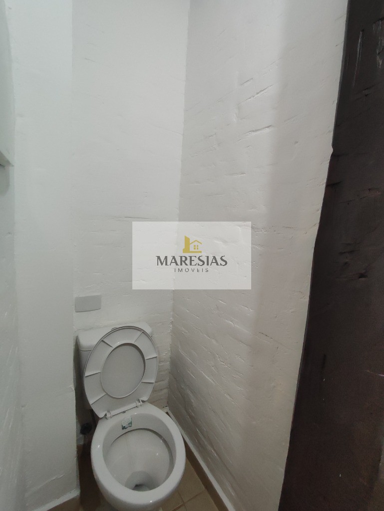 Refúgio Sereno: Casa Ampla com Churrasqueira, Piscina e Bela Vista para o Rio, Próxima à Praia!