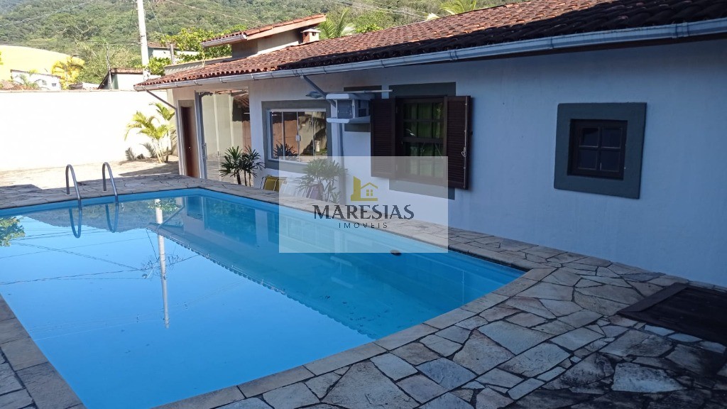 Oportunidade Única: Trio de Casas com Piscina em Localização Privilegiada e Fácil Acesso à Praia!