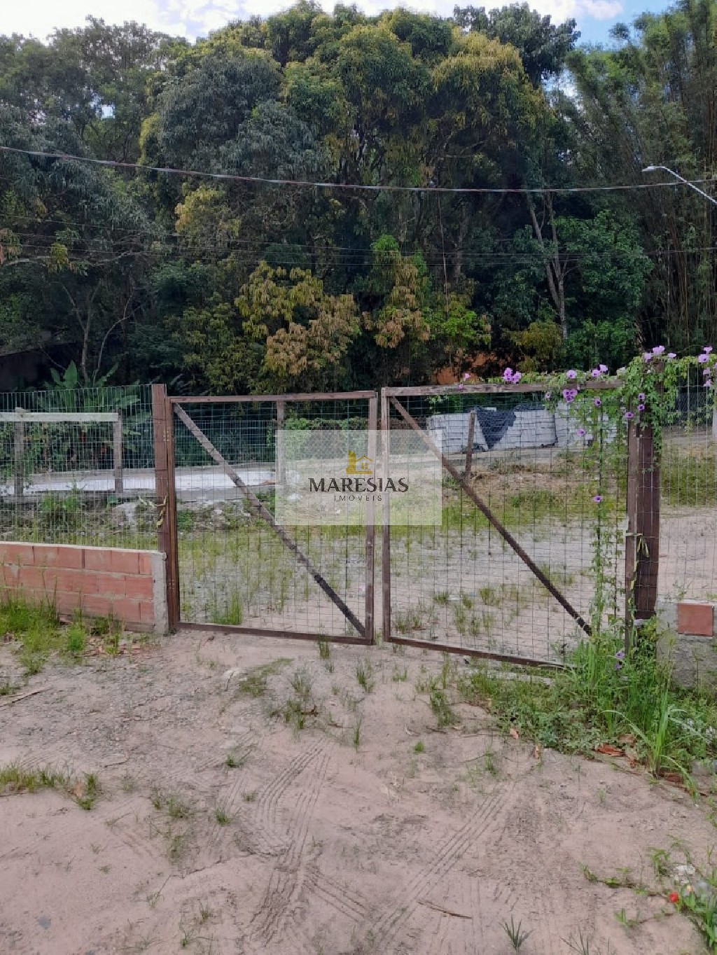 "Maresias: Terreno Espetacular para Casa ou Comércio na Praia - Imperdível!"