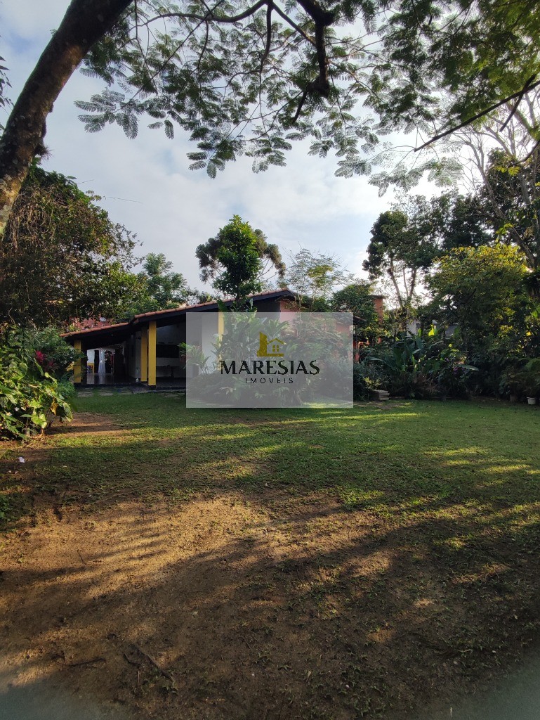 Dupla Oportunidade: Duas Casas Espaçosas em Amplo Terreno, Próximo à Praia e Rodeado pela Natureza em Boiçucanga!