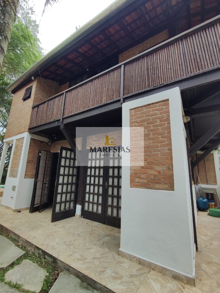 Refúgio Sereno: Casa Ampla com Churrasqueira, Piscina e Bela Vista para o Rio, Próxima à Praia!