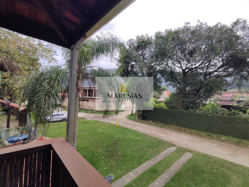 Refúgio Sereno: Casa Ampla com Churrasqueira, Piscina e Bela Vista para o Rio, Próxima à Praia!