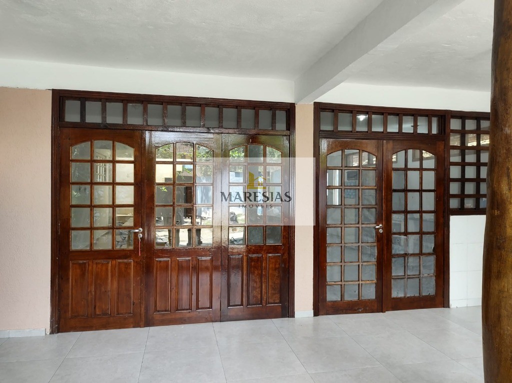 Oferta imperdível: casa com 3 suítes e quintal próximo à pra