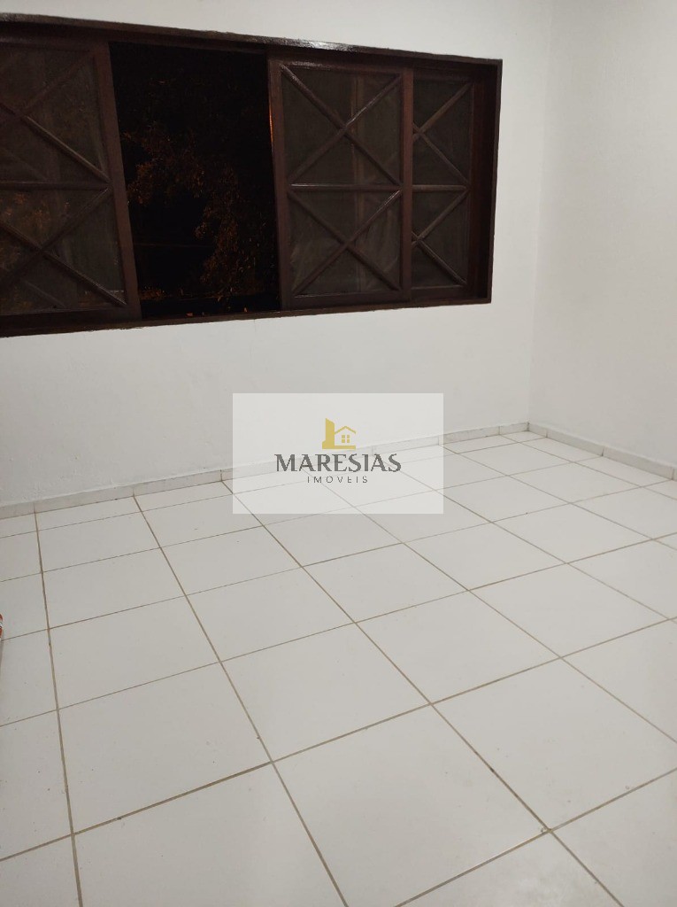 Oferta imperdível: casa com 3 suítes e quintal próximo à pra